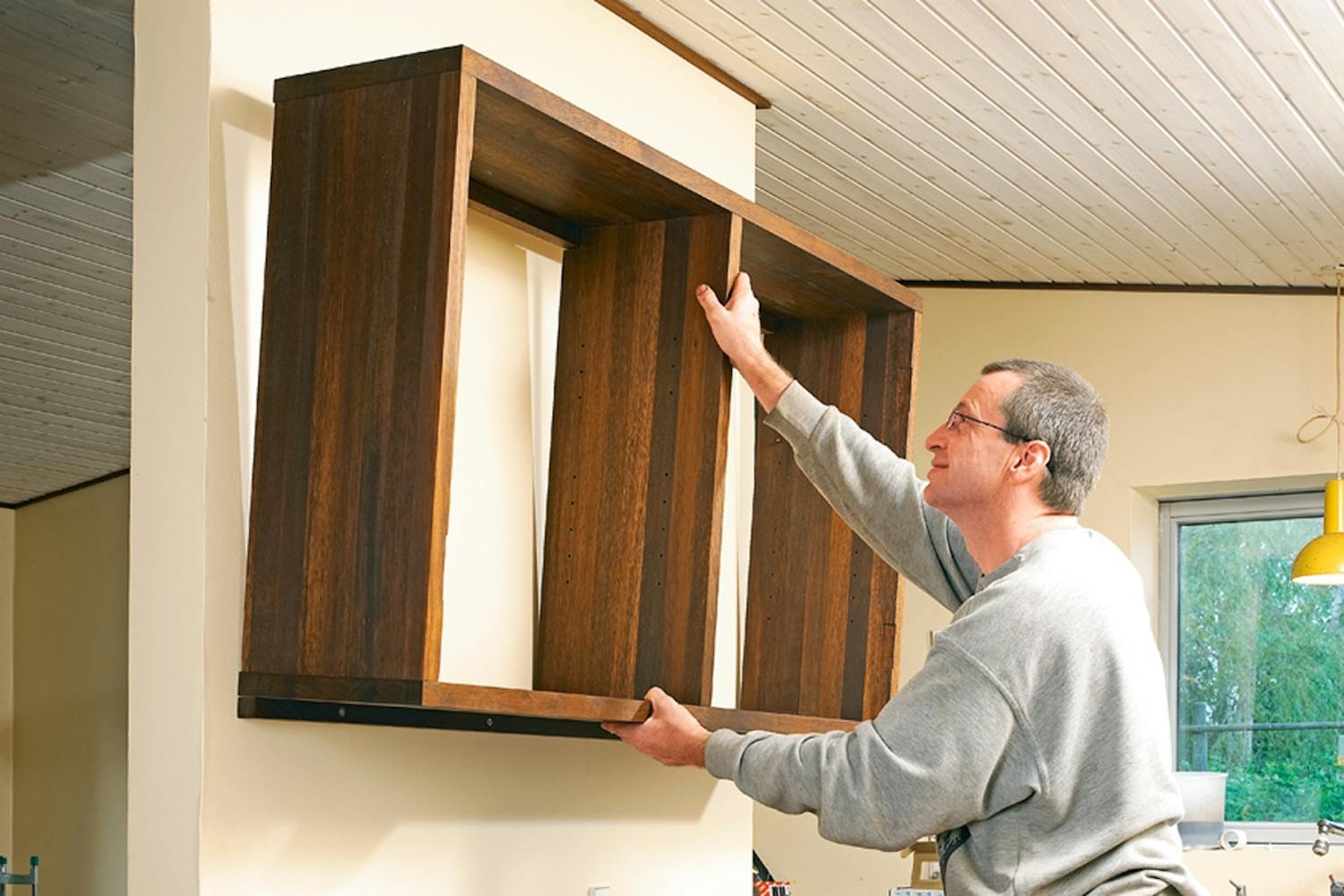 Heng opp skap og hyller på veggen Heng opp skap og hyller på veggen